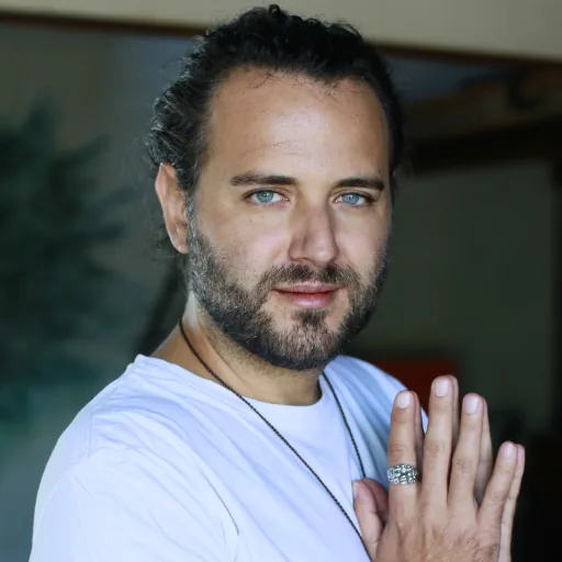 Andrea Col, co-creator of GIVER®, teacher of Kundalini Activation Astral Work, hand at heart